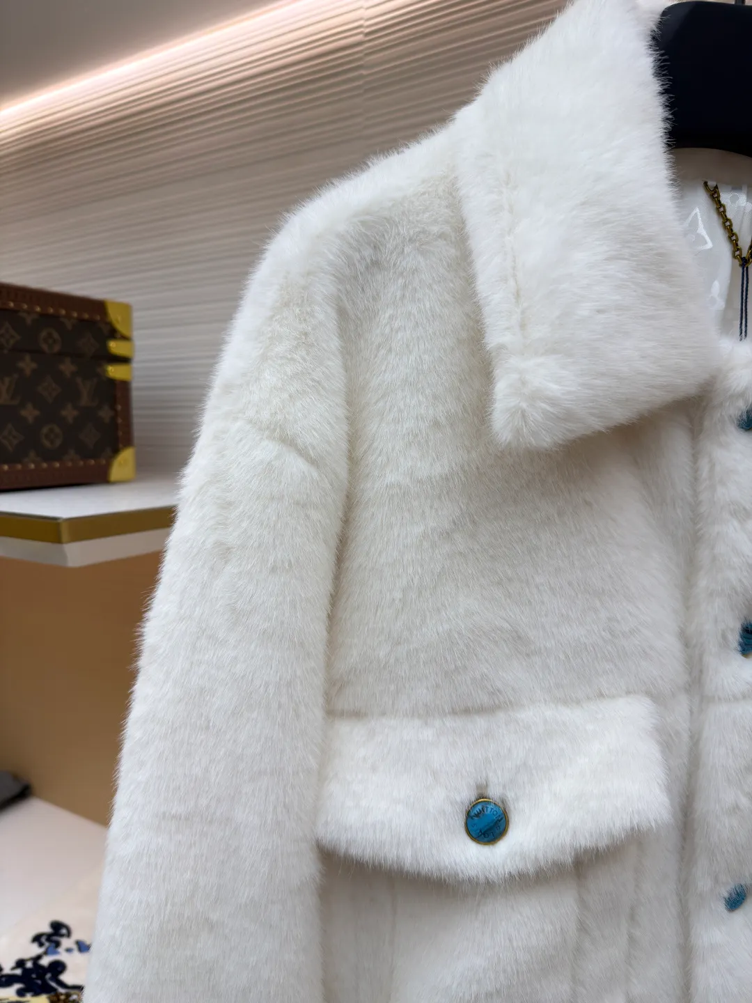LOUIS VUITTON Turquoise Mink Jacket ●Original version: Purchased and developed at 147799 ●Item number: 1681421-C30 ●Fabric: mink fur fabric ●Technology: embroidery production ●Color: white ●Version: Fitted version ●Weight: about 1065 grams ●Size: 46-48-50-52 ●Description: This jacket is made of high-end imitation mink velvet fabric, which is soft and fluffy to the touch and has excellent warmth retention. The lapel design adopts three-dimensional tailoring + precision sewing technology, and the collar shape is crisp and naturally connected with the body. The placket button is a custom-made blue-green metal button, which creates a visual contrast with the white fabric. It is sewn in precise position and opens and closes smoothly. The large pockets on both sides use three-dimensional bag-shaped technology, and the bag mouth echoes the buttons, combining practicality and design. The inner lining is made of the brand's classic pattern printed fabric, which is combined with the outer layer of plush fabric through laminating sewing technology to create a strong sense of layering. The overall cut is a loose-shouldered version, and the multi-piece structure is spliced ​​to create a casual and trendy wearing effect while ensuring comfort and freedom during movement. It is a fashionable item that combines luxurious plush texture with exquisite craftsmanship. The overall wiring is straight and delicate, the fabric is comfortable and soft, and the color is consistent without color difference. It can be matched with the same style to create a fashionable look and control various occasions. Customized accessories, complete with three standards, same style for men and women!